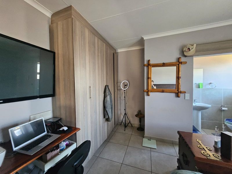 Stunning family home in a Security Estate - Photo 7