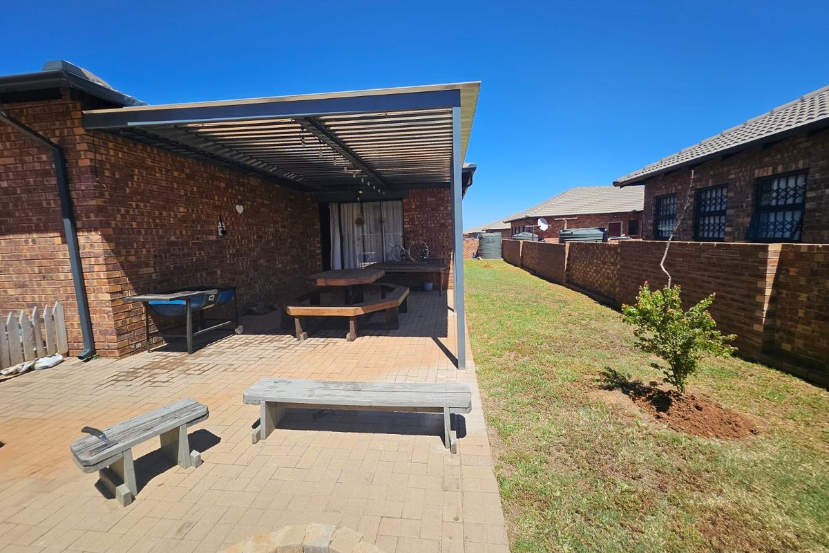 Stunning family home in a Security Estate - Photo 2