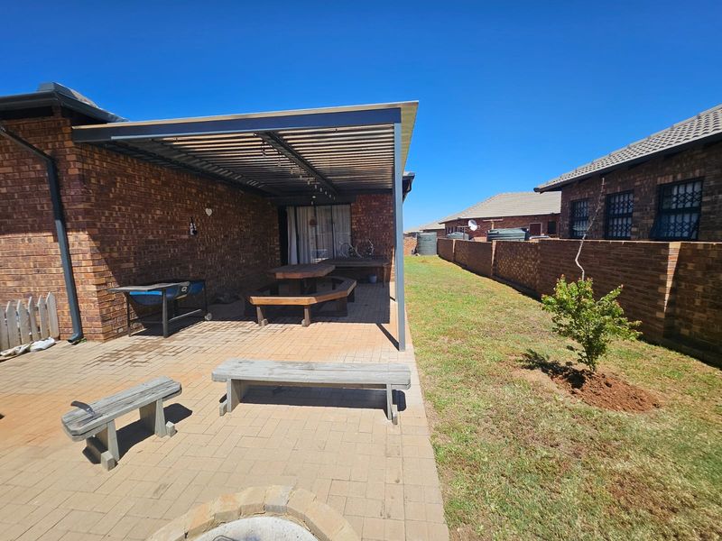 Stunning family home in a Security Estate - Photo 2