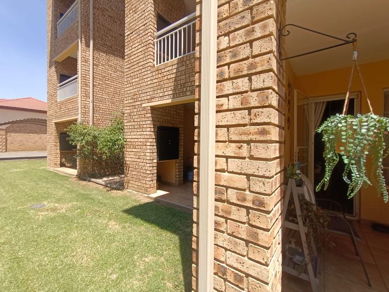 !Groundfloor Apartment in a Safe and Secure Complex! !Near High School and Shopping Centre! - Photo 4