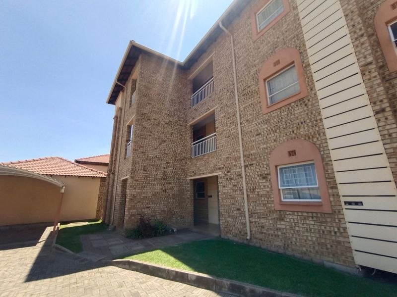 !Groundfloor Apartment in a Safe and Secure Complex! !Near High School and Shopping Centre! - Photo 3