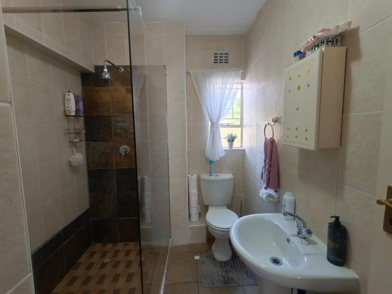 !Groundfloor Apartment in a Safe and Secure Complex! !Near High School and Shopping Centre! - Photo 10