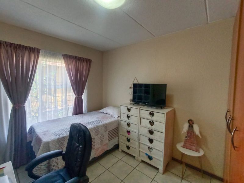 !Groundfloor Apartment in a Safe and Secure Complex! !Near High School and Shopping Centre! - Photo 9