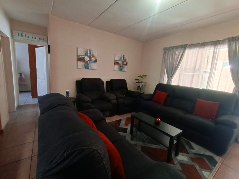 !Groundfloor Apartment in a Safe and Secure Complex! !Near High School and Shopping Centre! - Photo 6