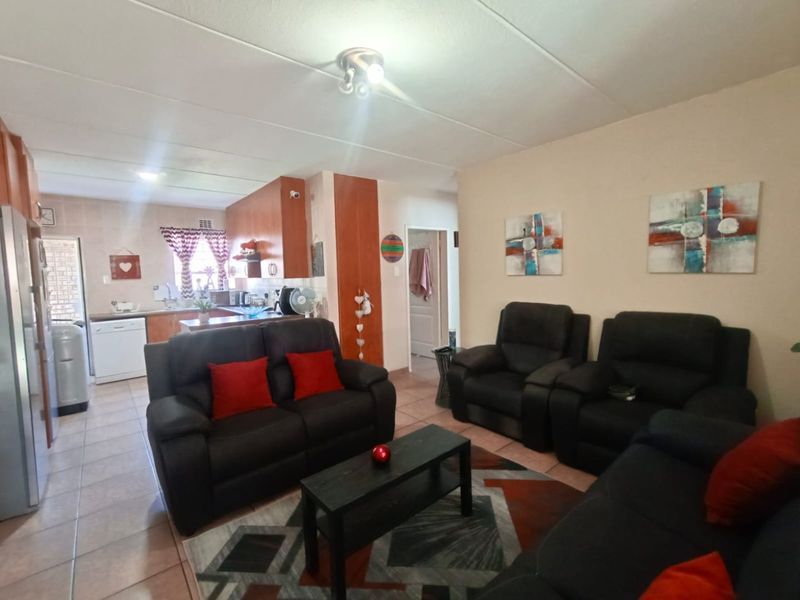 !Groundfloor Apartment in a Safe and Secure Complex! !Near High School and Shopping Centre! - Photo 7