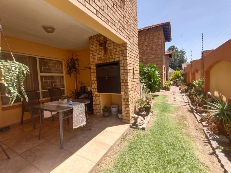 !Groundfloor Apartment in a Safe and Secure Complex! !Near High School and Shopping Centre! - Photo 2