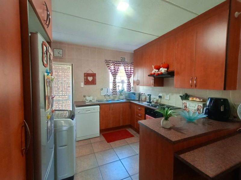 !Groundfloor Apartment in a Safe and Secure Complex! !Near High School and Shopping Centre! - Photo 5