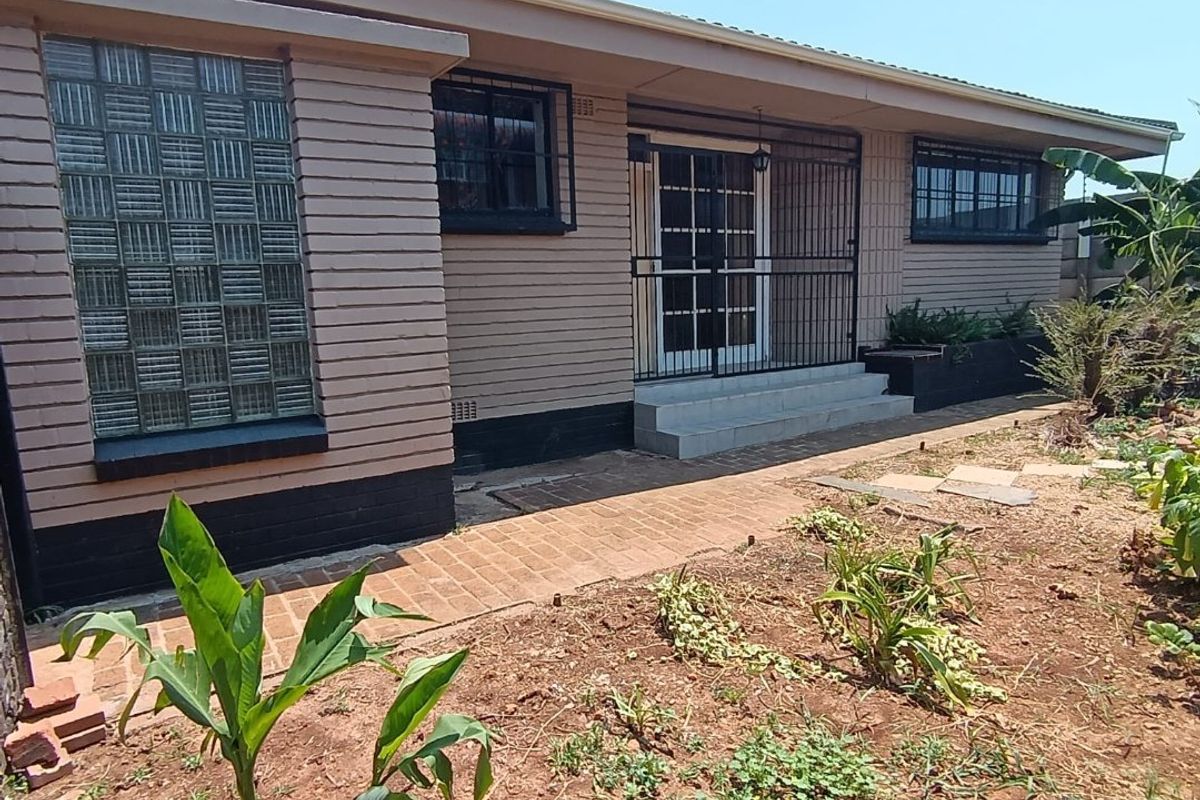 Your Perfect Family Home or Home Office Haven NEXT TO SELECTION PARK! - Photo 3