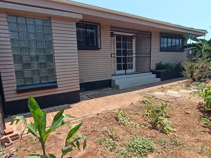 Your Perfect Family Home or Home Office Haven NEXT TO SELECTION PARK! - Photo 3