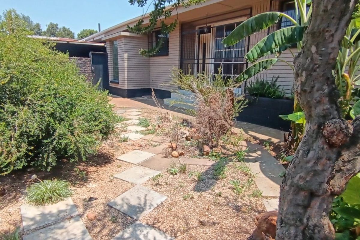 Your Perfect Family Home or Home Office Haven NEXT TO SELECTION PARK! - Photo 4