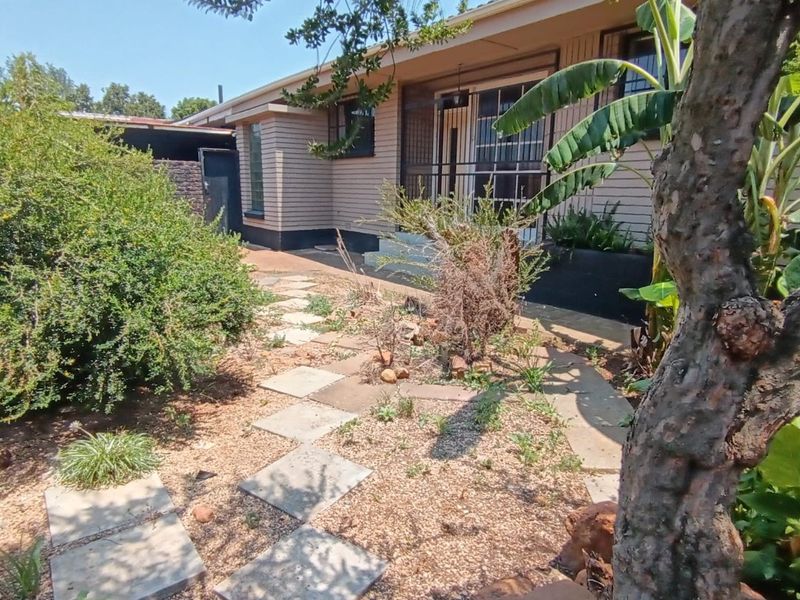 Your Perfect Family Home or Home Office Haven NEXT TO SELECTION PARK! - Photo 4