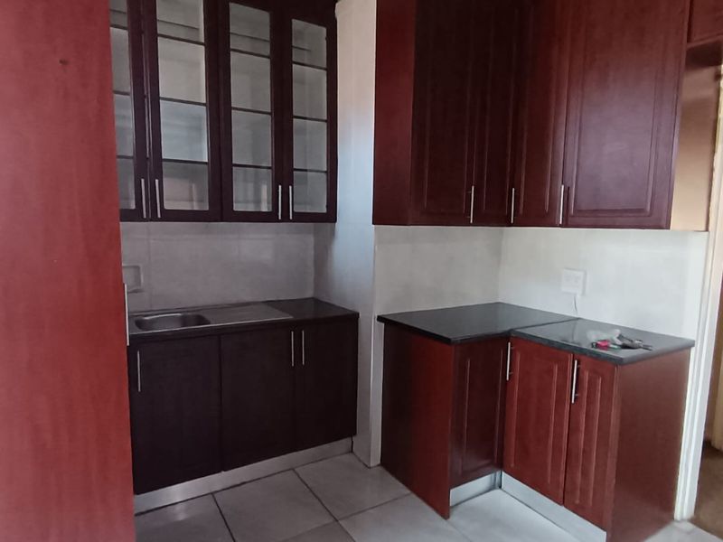 Your Perfect Family Home or Home Office Haven NEXT TO SELECTION PARK! - Photo 10