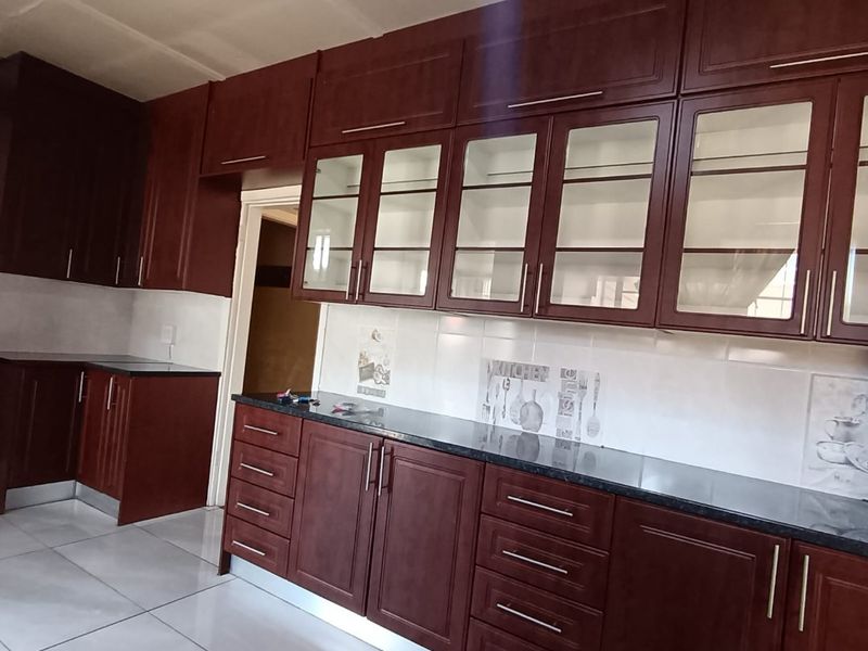 Your Perfect Family Home or Home Office Haven NEXT TO SELECTION PARK! - Photo 9