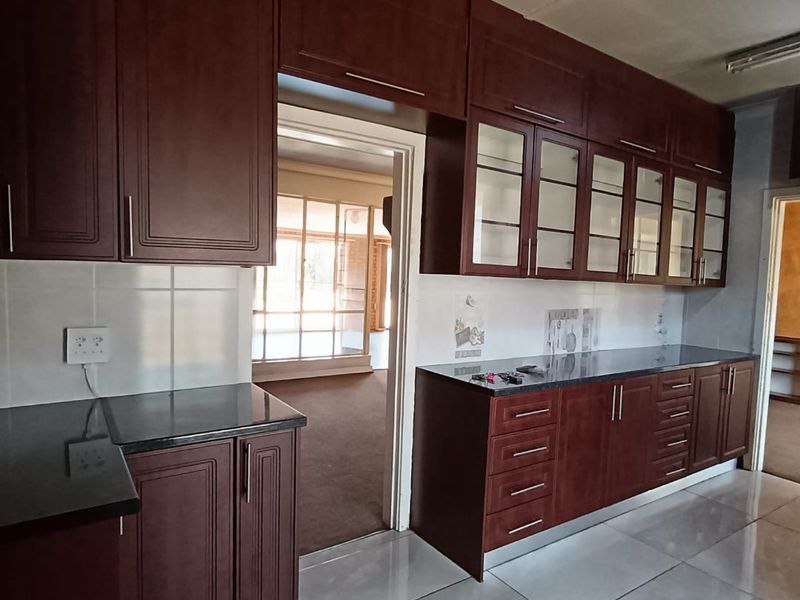 Your Perfect Family Home or Home Office Haven NEXT TO SELECTION PARK! - Photo 8