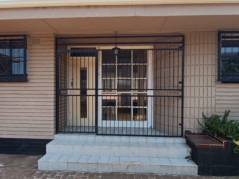 Your Perfect Family Home or Home Office Haven NEXT TO SELECTION PARK! - Photo 6