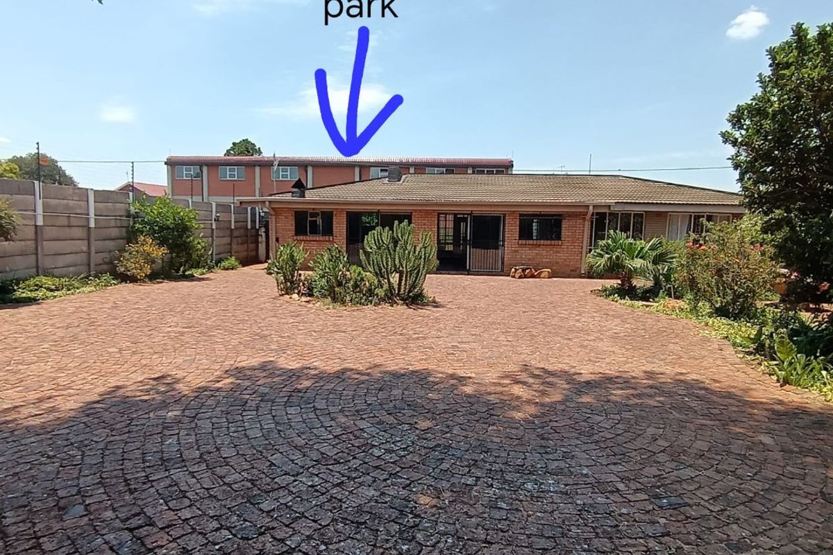 Your Perfect Family Home or Home Office Haven NEXT TO SELECTION PARK! - Photo 2