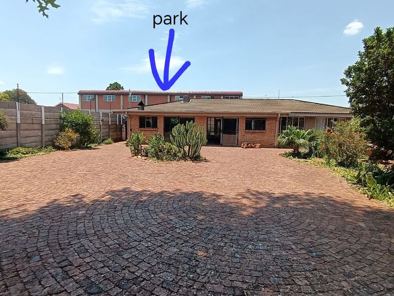 Your Perfect Family Home or Home Office Haven NEXT TO SELECTION PARK! - Photo 2