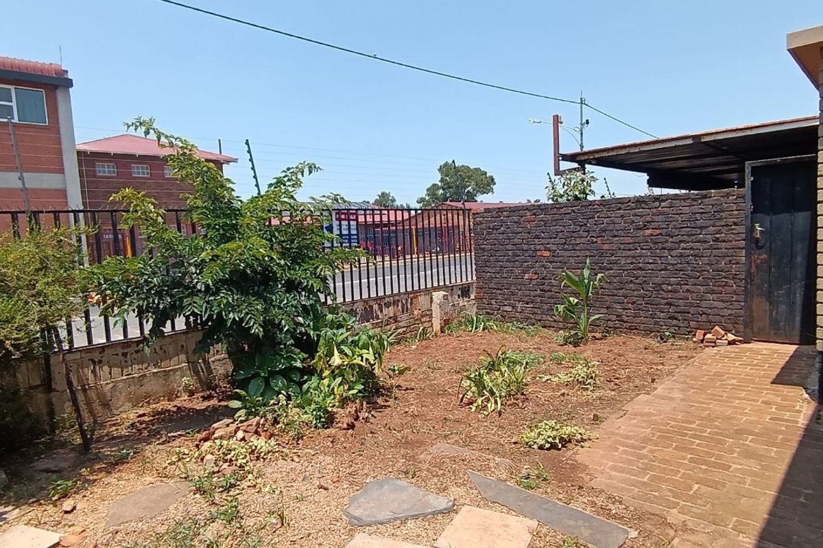 Your Perfect Family Home or Home Office Haven NEXT TO SELECTION PARK! - Photo 5