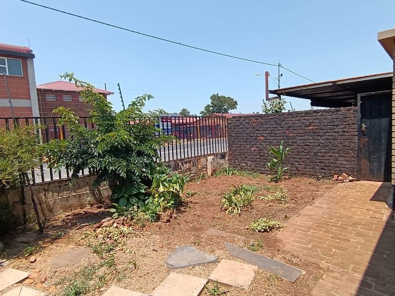 Your Perfect Family Home or Home Office Haven NEXT TO SELECTION PARK! - Photo 5