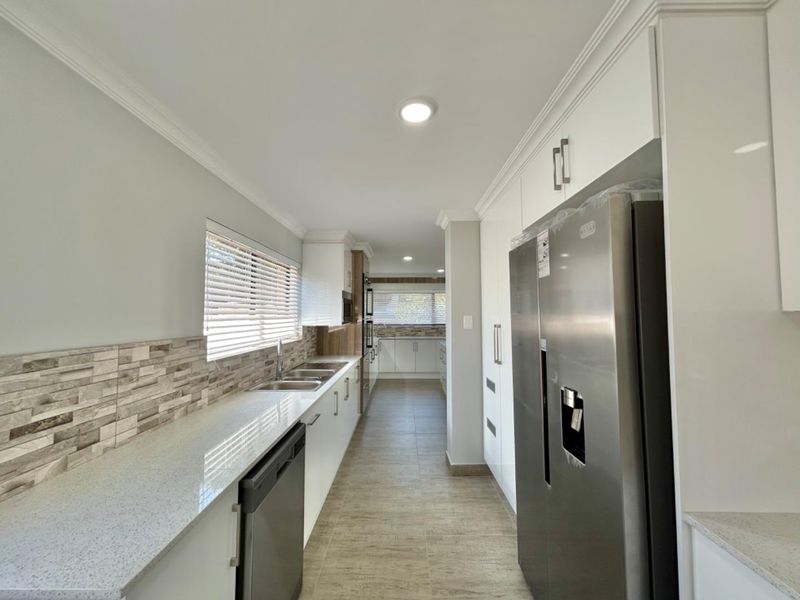 Luxurious Modern Home with Spectacular Ocean Views - Photo 6