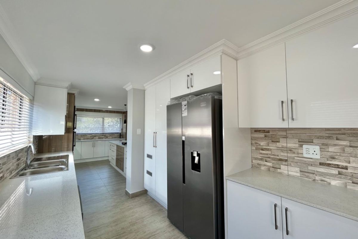 Luxurious Modern Home with Spectacular Ocean Views - Photo 5