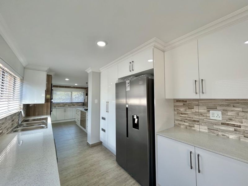 Luxurious Modern Home with Spectacular Ocean Views - Photo 5