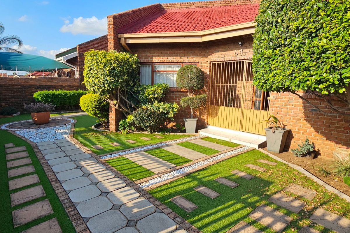 Stunning 5-Bedroom Family Home - Photo 4