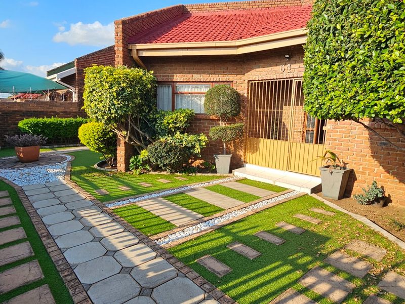 Stunning 5-Bedroom Family Home - Photo 4