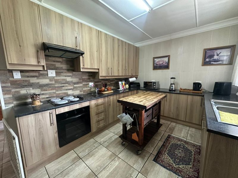 READY TO JUST MOVE IN! - Photo 3