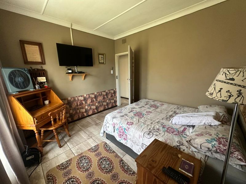 READY TO JUST MOVE IN! - Photo 10