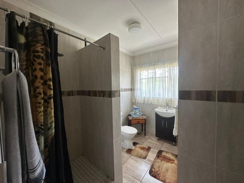 READY TO JUST MOVE IN! - Photo 8