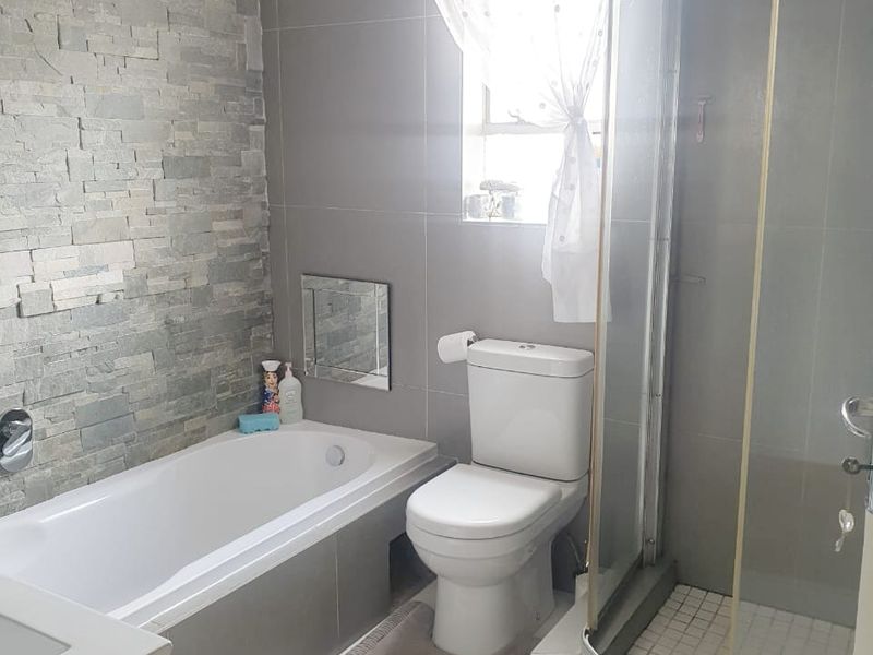 Beautiful and Modern Unit In SW 5 Proper For Sale - Photo 9