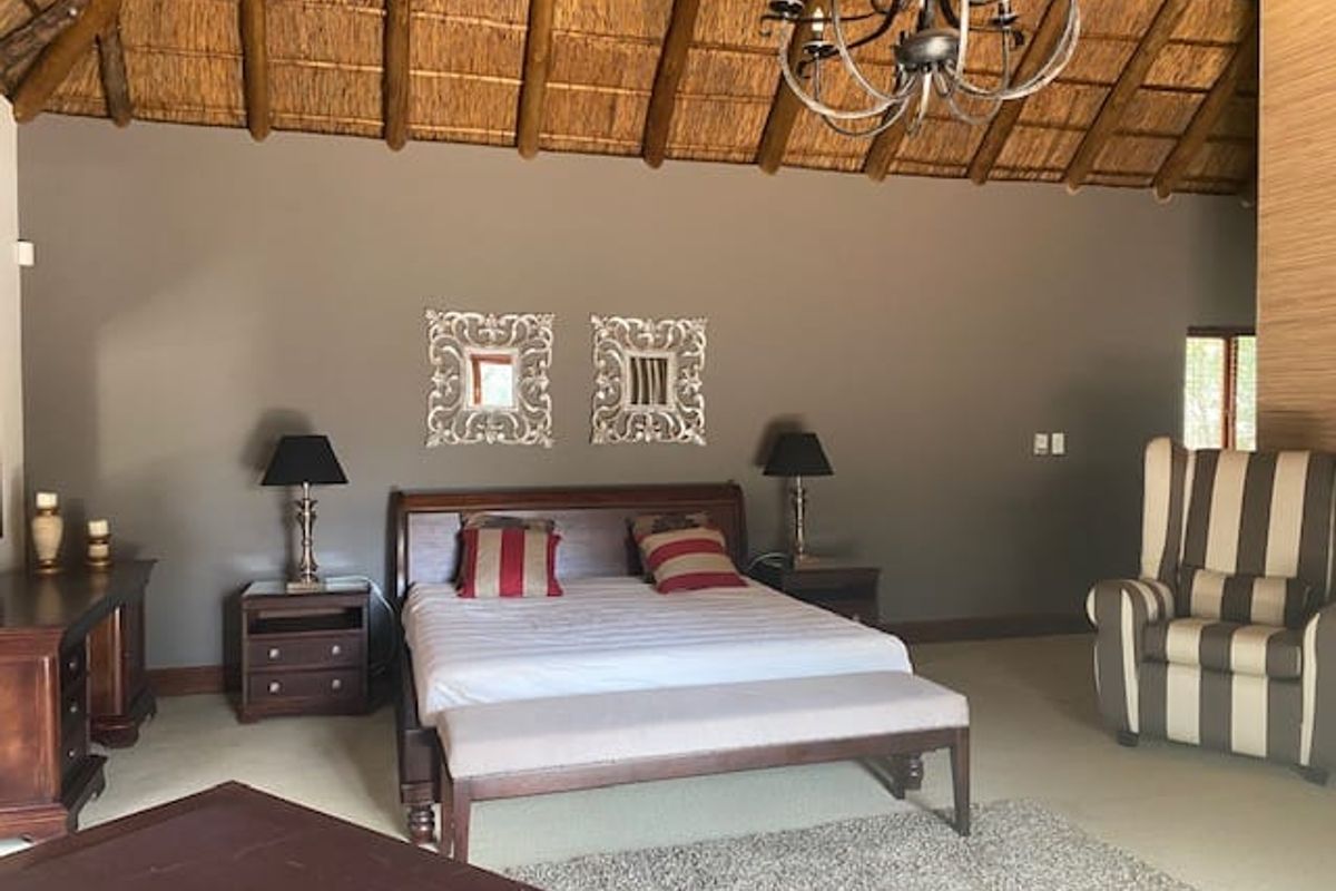 Miraculous, Elegant Estate Property situated at a secure nature Reserve. - Photo 4