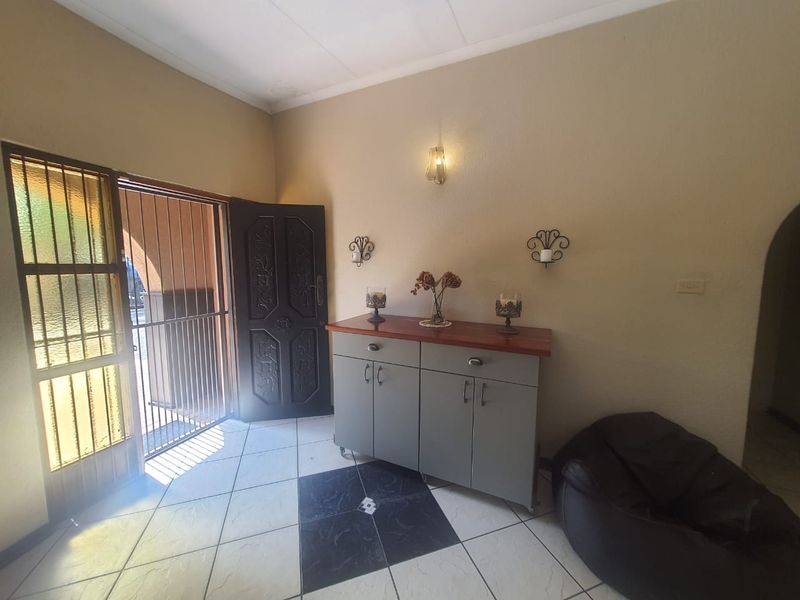 Diamond In Immaculate Condition - Photo 2