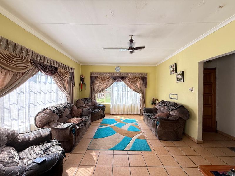 6xBedroom 2xKitchen House or Separate Flats in Lennoxton - Photo 5