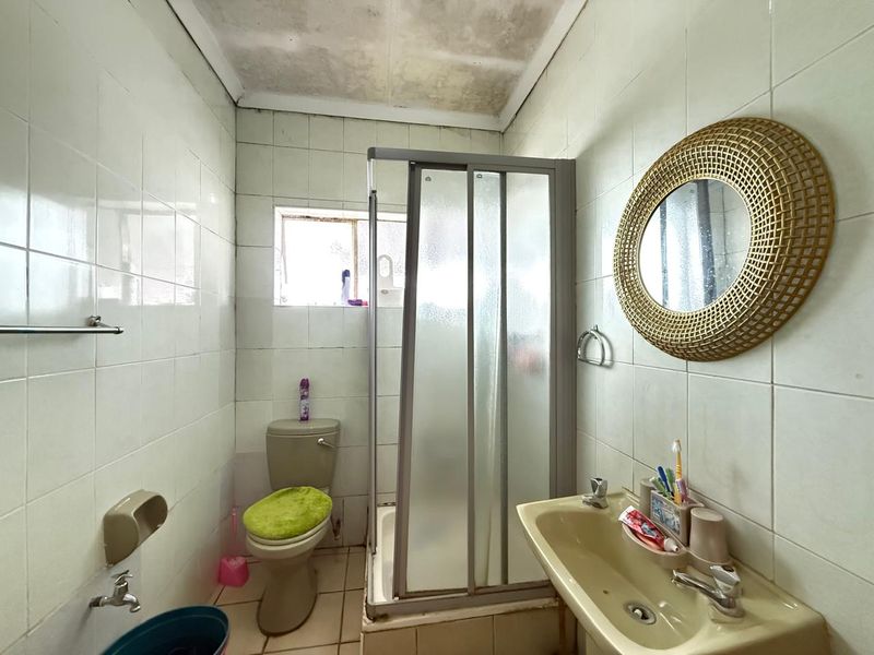 6xBedroom 2xKitchen House or Separate Flats in Lennoxton - Photo 10