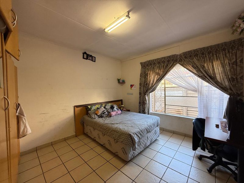 6xBedroom 2xKitchen House or Separate Flats in Lennoxton - Photo 9