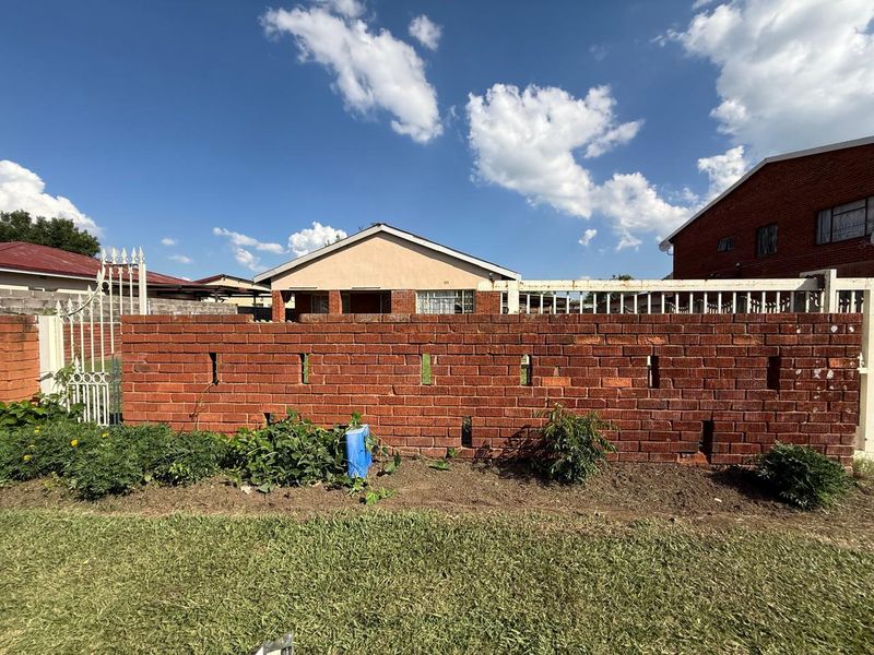 6xBedroom 2xKitchen House or Separate Flats in Lennoxton - Photo 2
