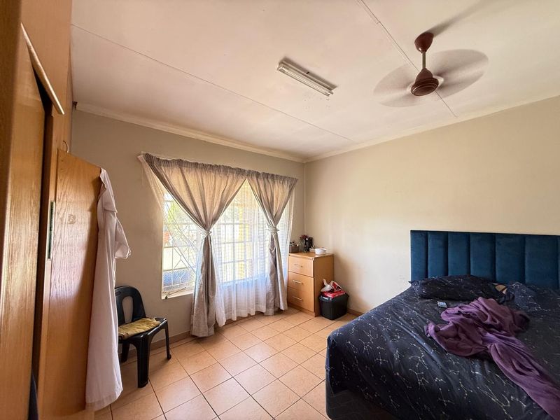 6xBedroom 2xKitchen House or Separate Flats in Lennoxton - Photo 8