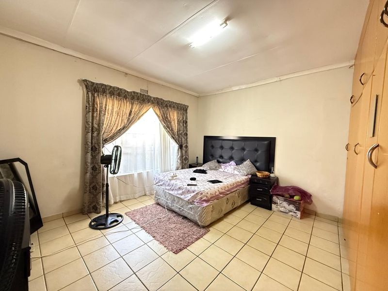 6xBedroom 2xKitchen House or Separate Flats in Lennoxton - Photo 7