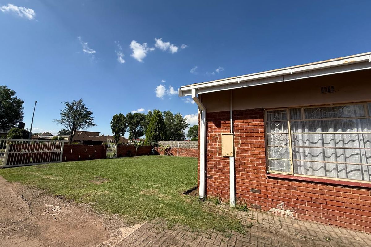 6xBedroom 2xKitchen House or Separate Flats in Lennoxton - Photo 4