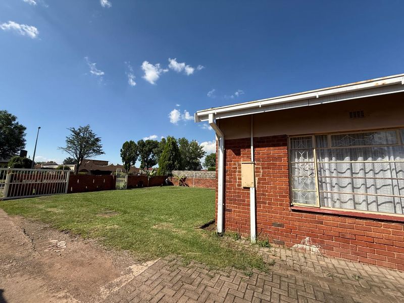 6xBedroom 2xKitchen House or Separate Flats in Lennoxton - Photo 4