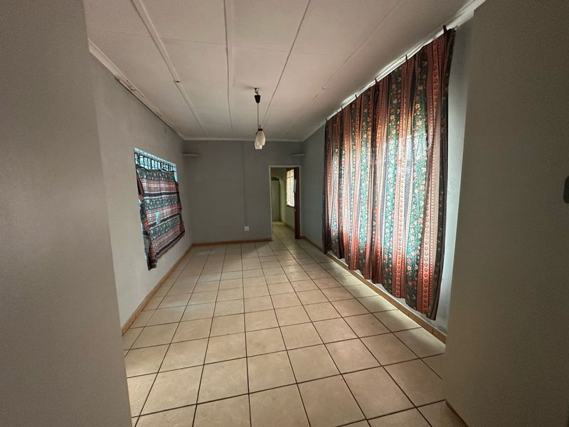 This lovely 3 bedroom home in Three Rivers Is For Sale! With an added Flatlet! - Photo 4