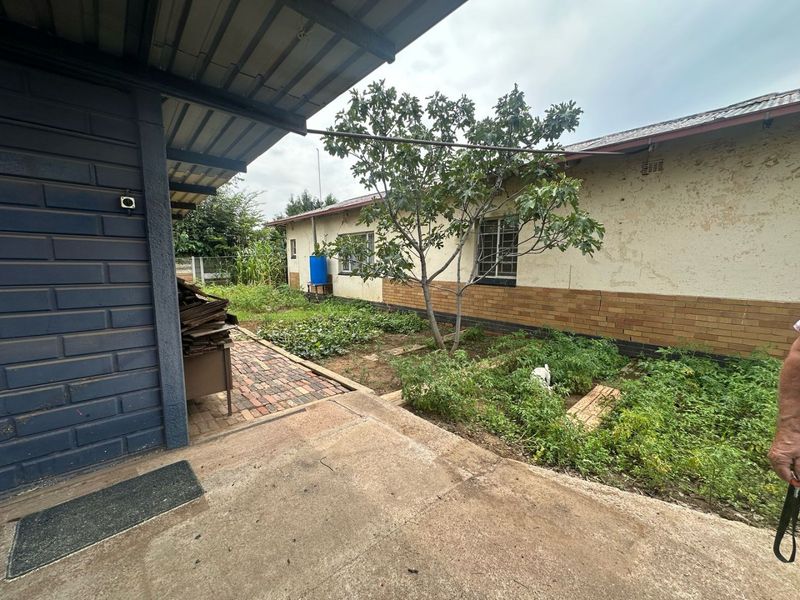 This lovely 3 bedroom home in Three Rivers Is For Sale! With an added Flatlet! - Photo 8