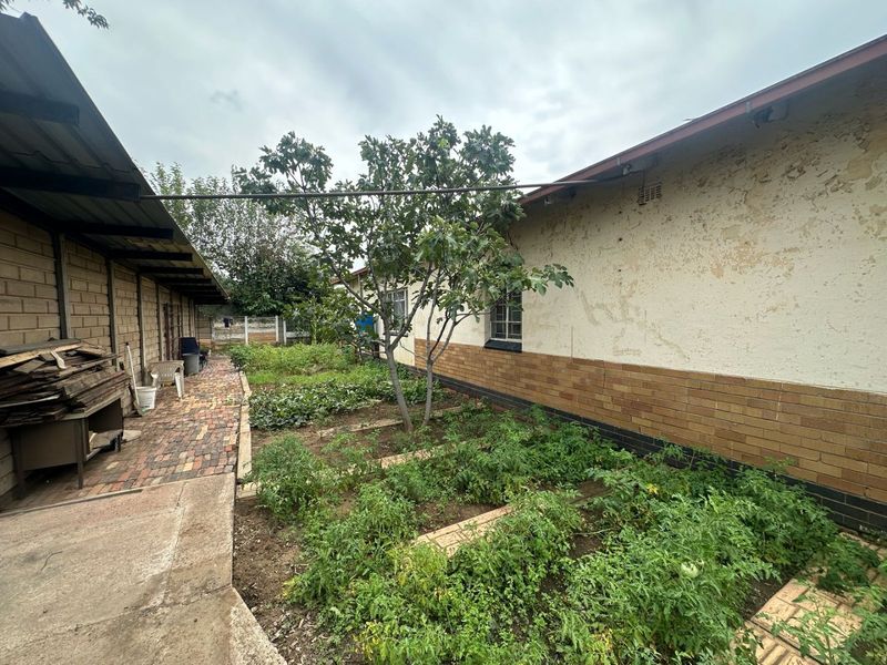 This lovely 3 bedroom home in Three Rivers Is For Sale! With an added Flatlet! - Photo 7