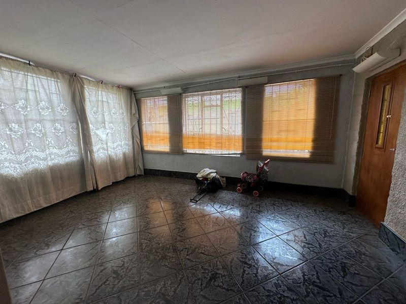 This lovely 3 bedroom home in Three Rivers Is For Sale! With an added Flatlet! - Photo 2