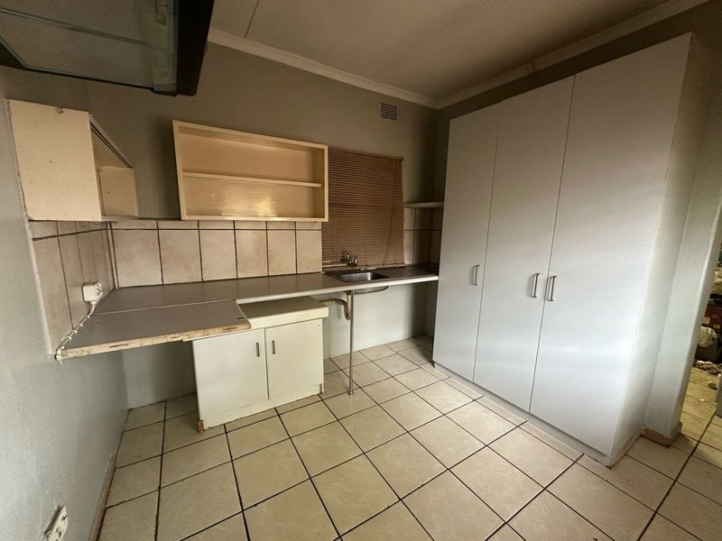 This lovely 3 bedroom home in Three Rivers Is For Sale! With an added Flatlet! - Photo 3