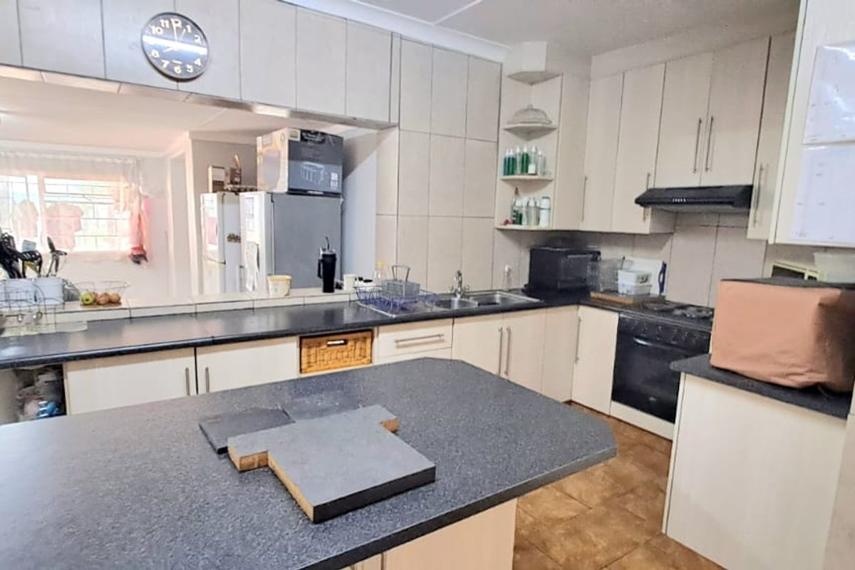 LOVELY 4 BEDROOM FAMILY HOME AVAILABLE IN THREE RIVERS - Photo 2
