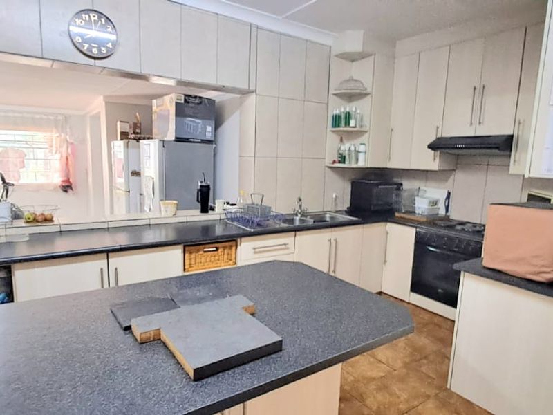 LOVELY 4 BEDROOM FAMILY HOME AVAILABLE IN THREE RIVERS - Photo 2