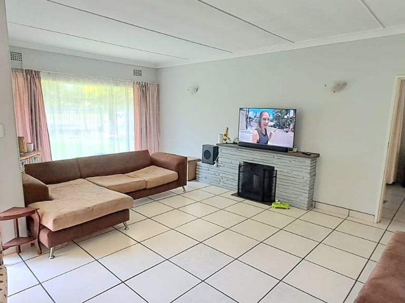 LOVELY 4 BEDROOM FAMILY HOME AVAILABLE IN THREE RIVERS - Photo 4
